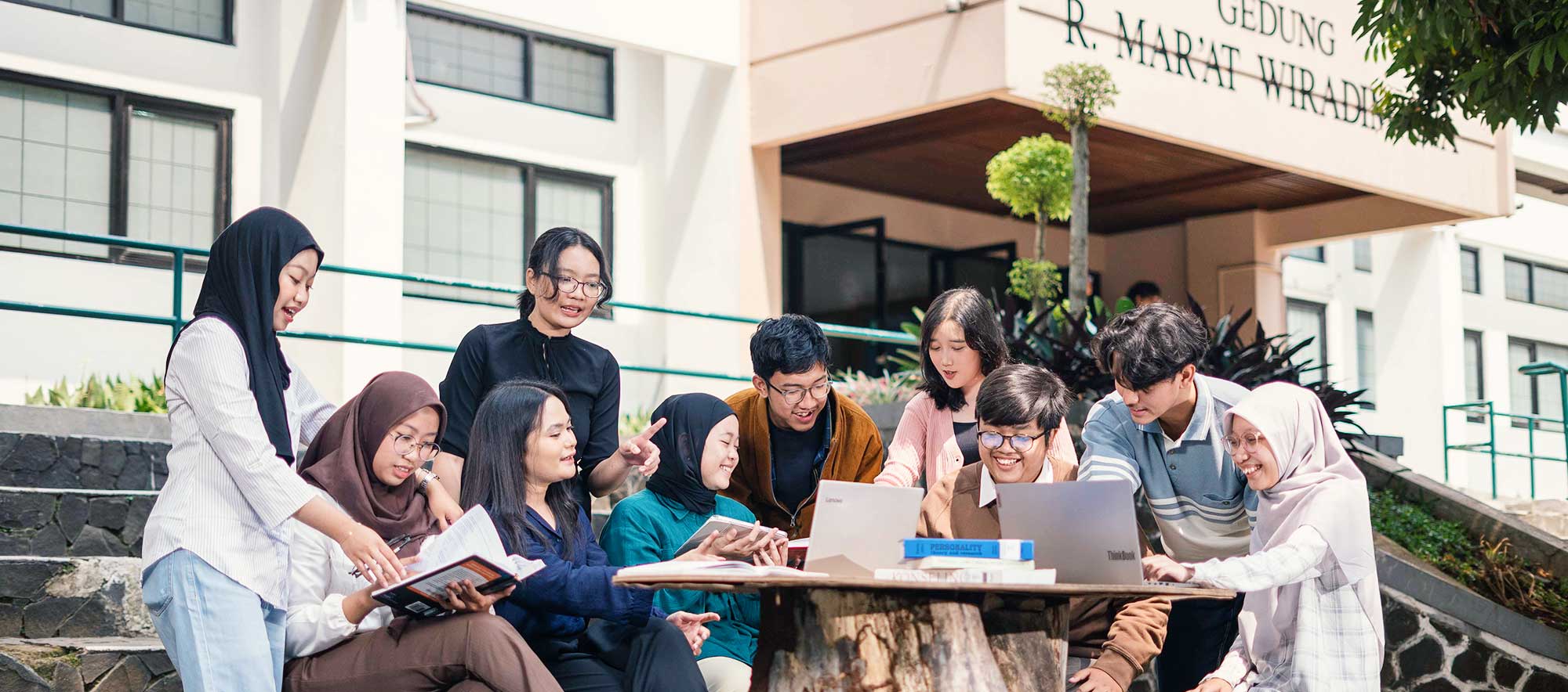 Mahasiswa Universitas Padjadjaran belajar bersama di lingkungan kampus