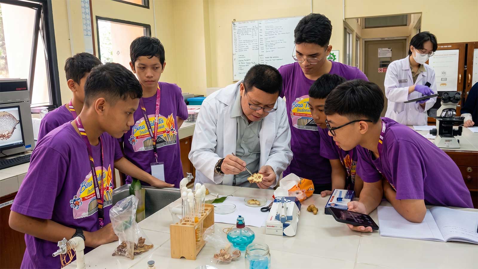 Peserta Bina Talenta Indonesia mengikuti kegiatan praktik STEM di laboratorium Unpad