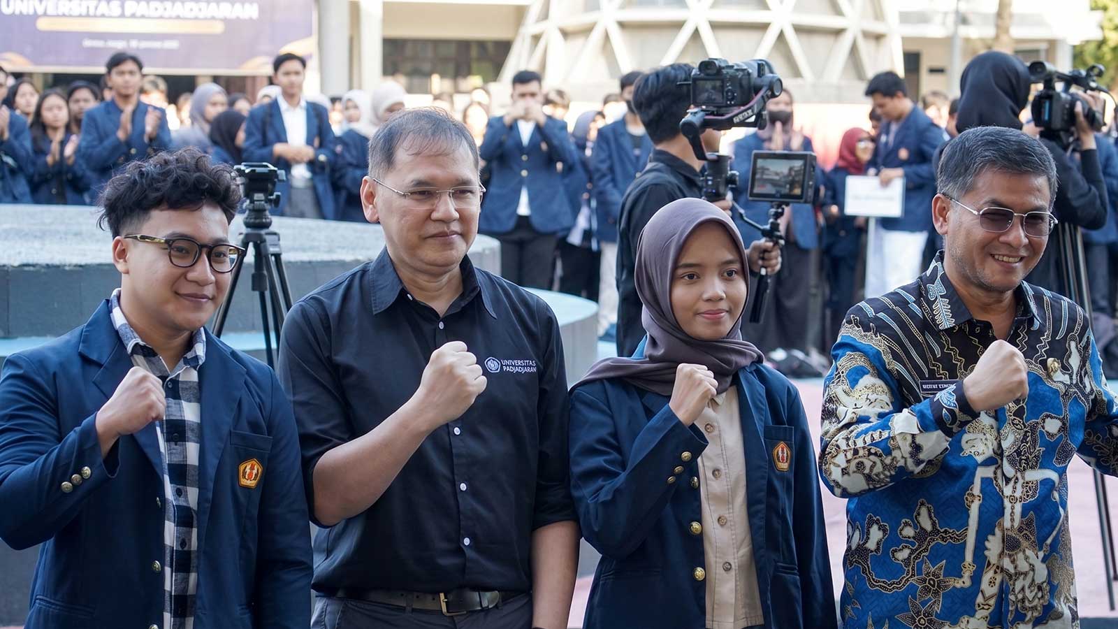 Mahasiswa Unpad mengikuti pelepasan kegiatan KKN semester genap